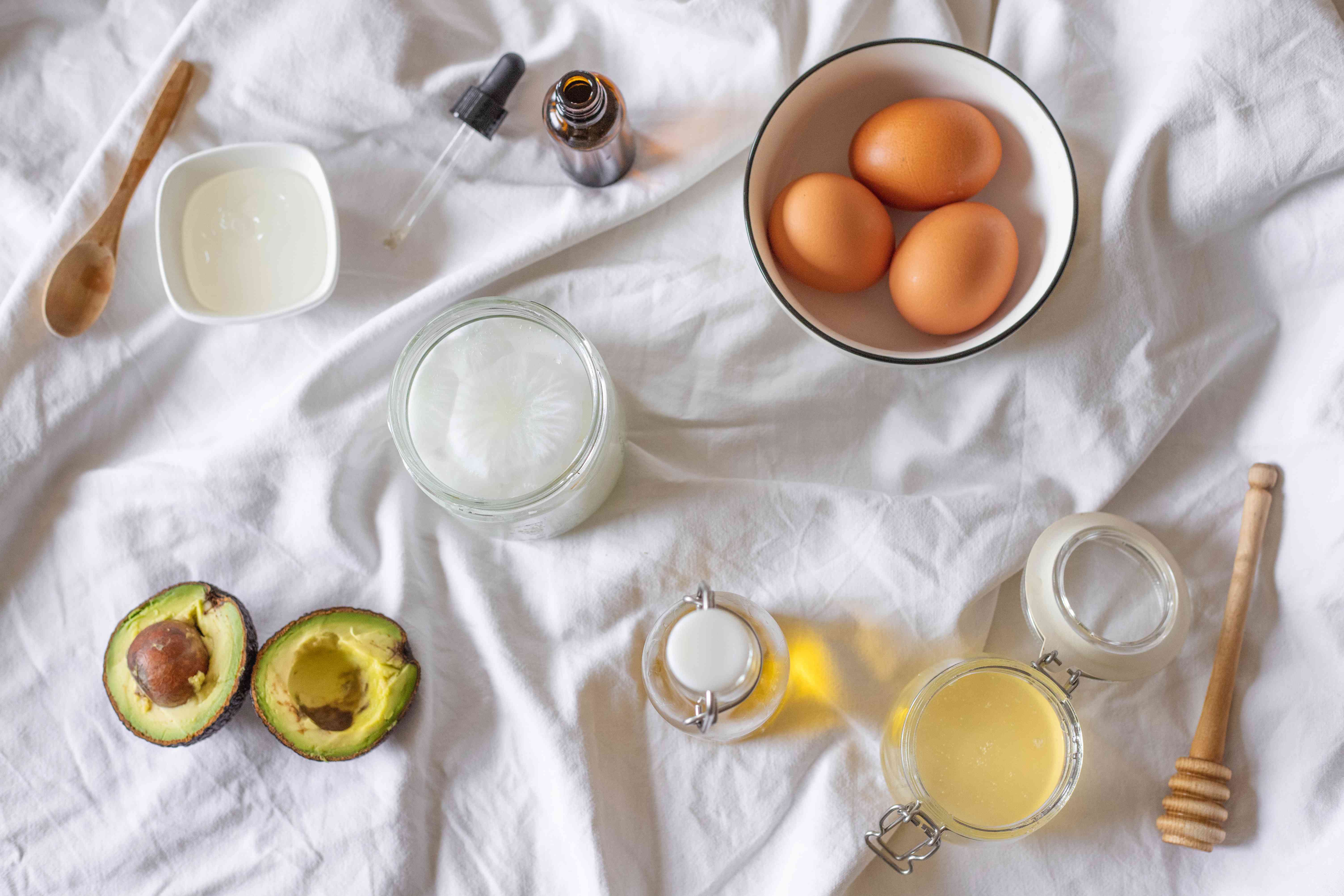 自制发膜的原料:鸡蛋、牛油果、椰子油等。