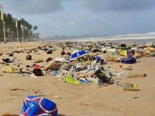 孟买海滩上的垃圾