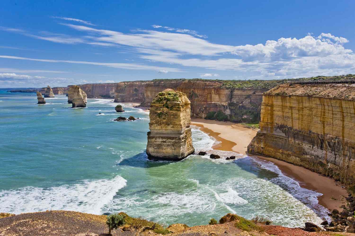 这些堆栈被称为12使徒，从澳大利亚海岸的海洋中伸出