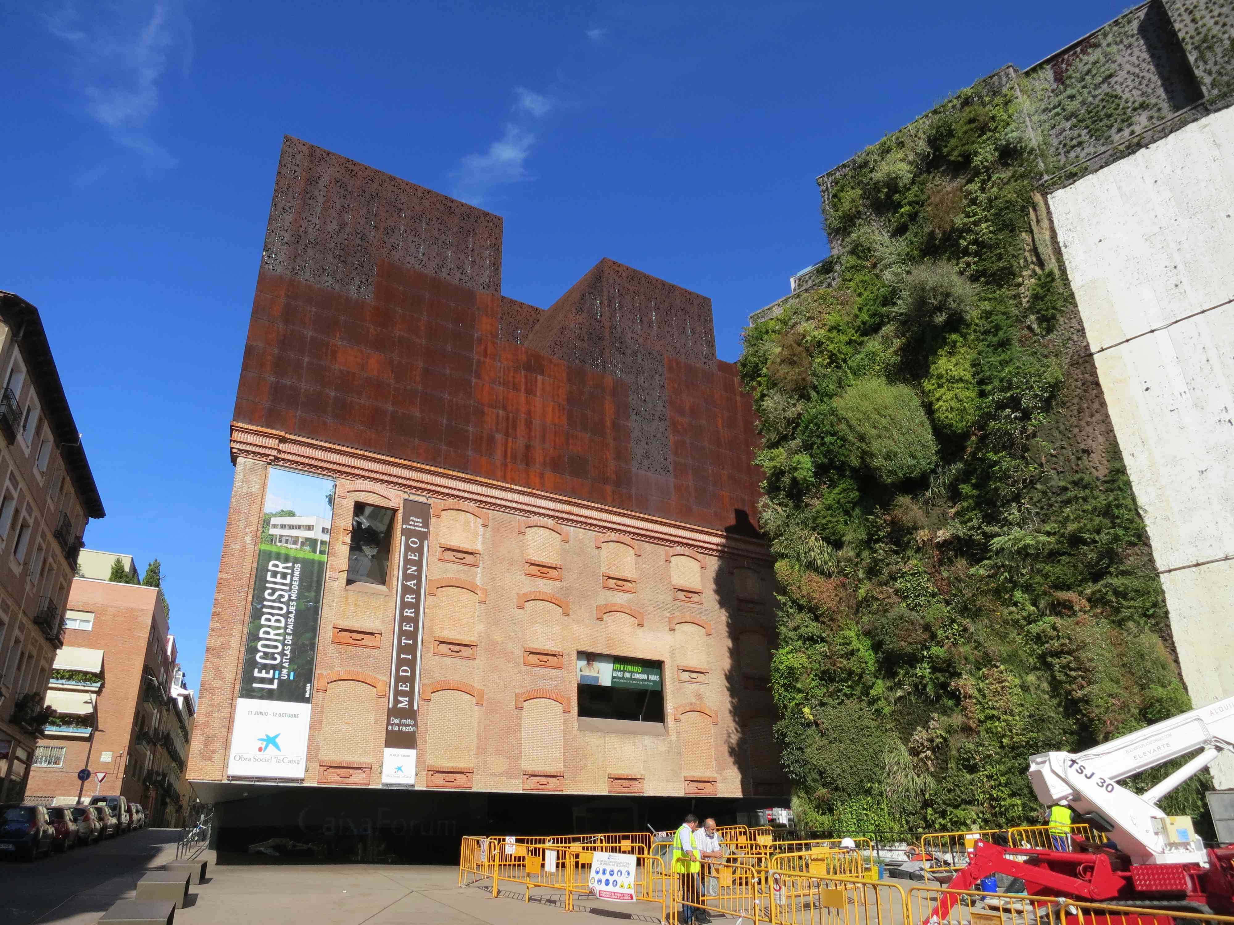 西班牙马德里Caixa论坛博物馆的绿色植物墙。