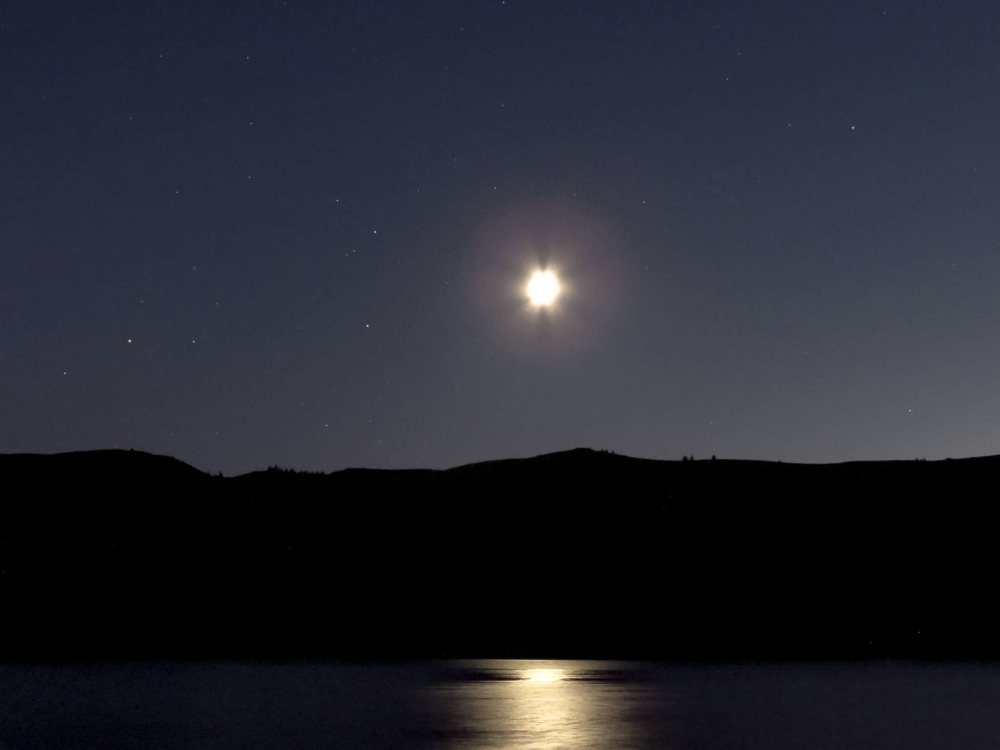 在罗斯福湖右下角的天空中可以看到土星。