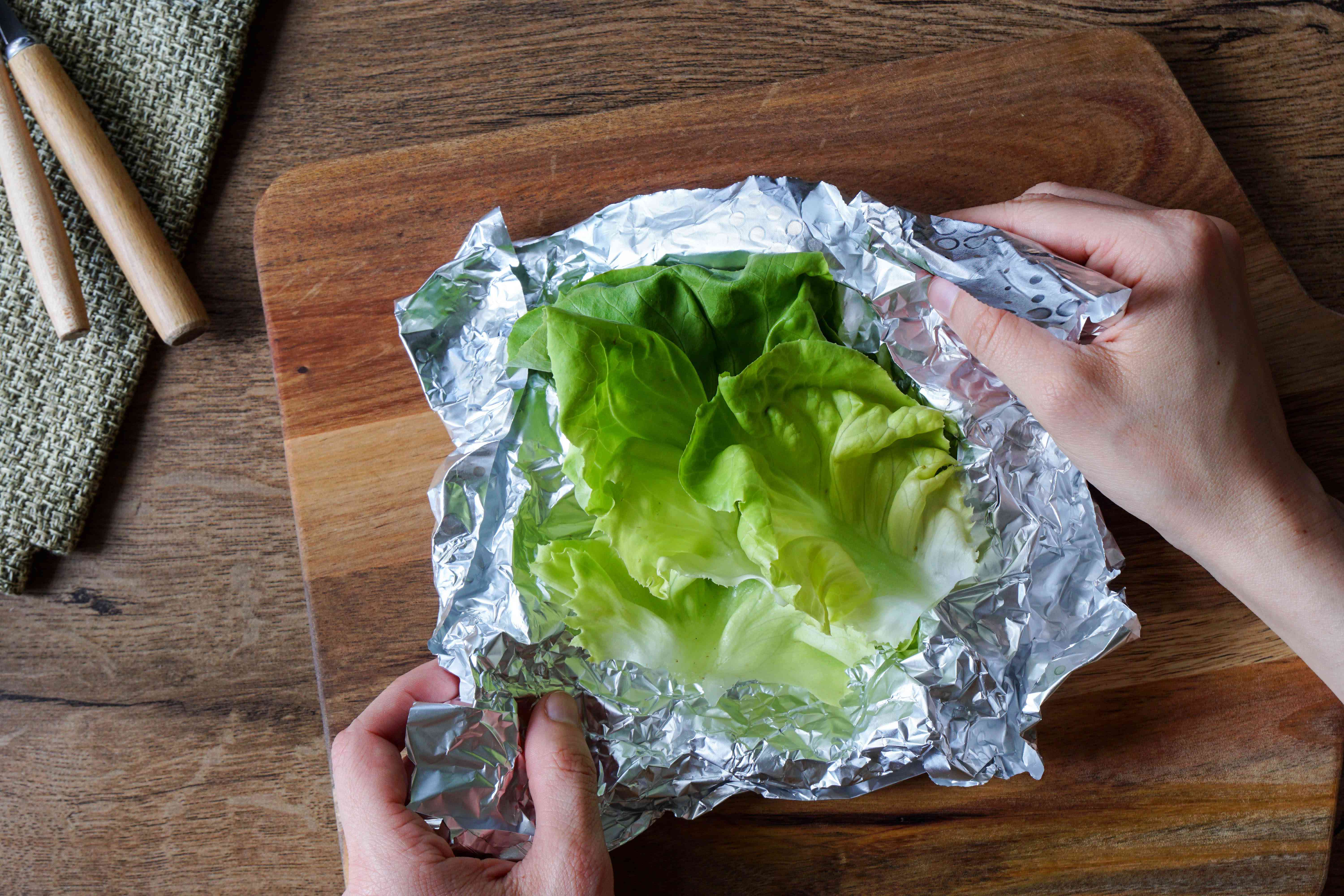 用铝箔纸将新鲜的黄油生菜叶包裹起来，以便储存