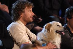 乡村歌手Dierks Bentley与Dog Jake一起参加了颁奖典礼。