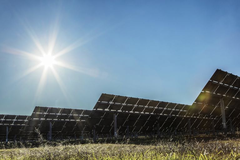 澳大利亚一家太阳能农场的太阳能电池板