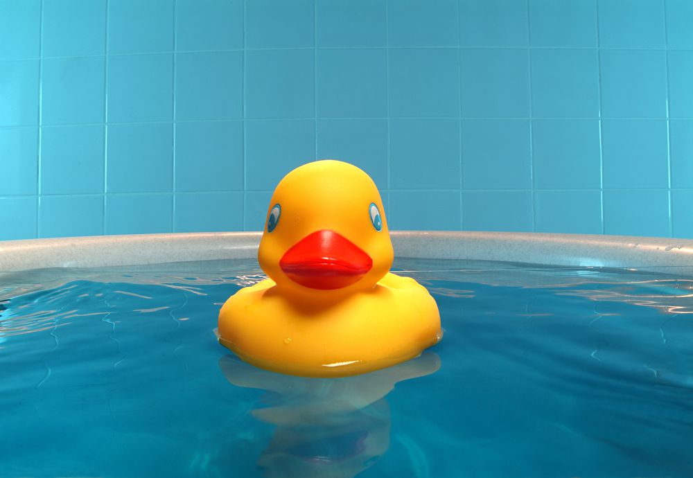 橡皮鸭漂浮在浴缸里