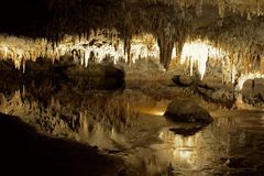 Luray洞穴钟乳石，并在地下水位库和其他岩层的地下池中反射