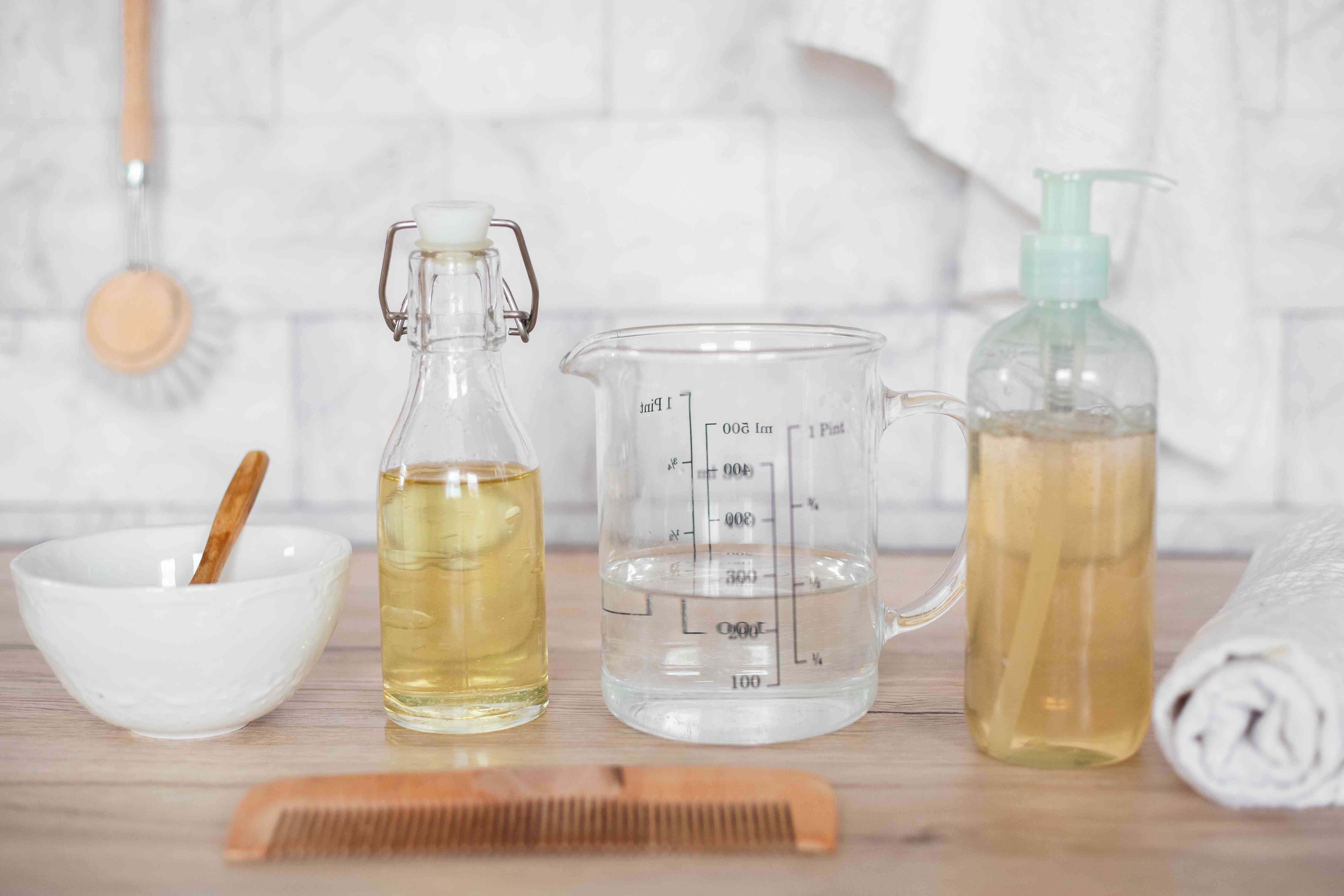 DIY自制洗发水的植物油，水和卡斯蒂利亚肥皂的玻璃容器