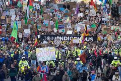 2021年11月5日，在苏格兰的格拉斯哥，示威者在周五为未来游行中穿过城市。