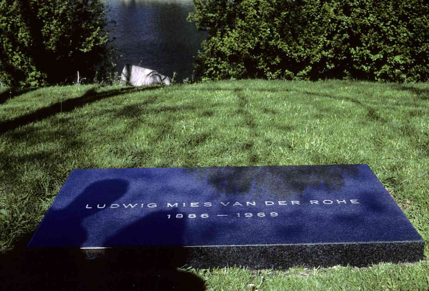 墓碑，密斯·凡·德·卢