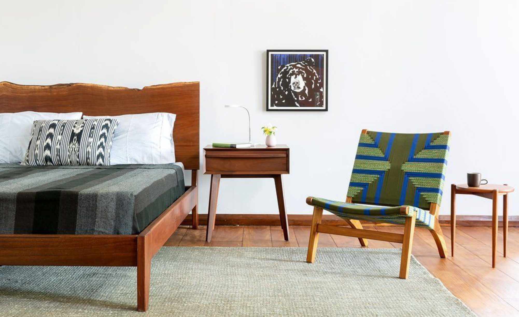 极简风格的卧室，木质家具和白墙