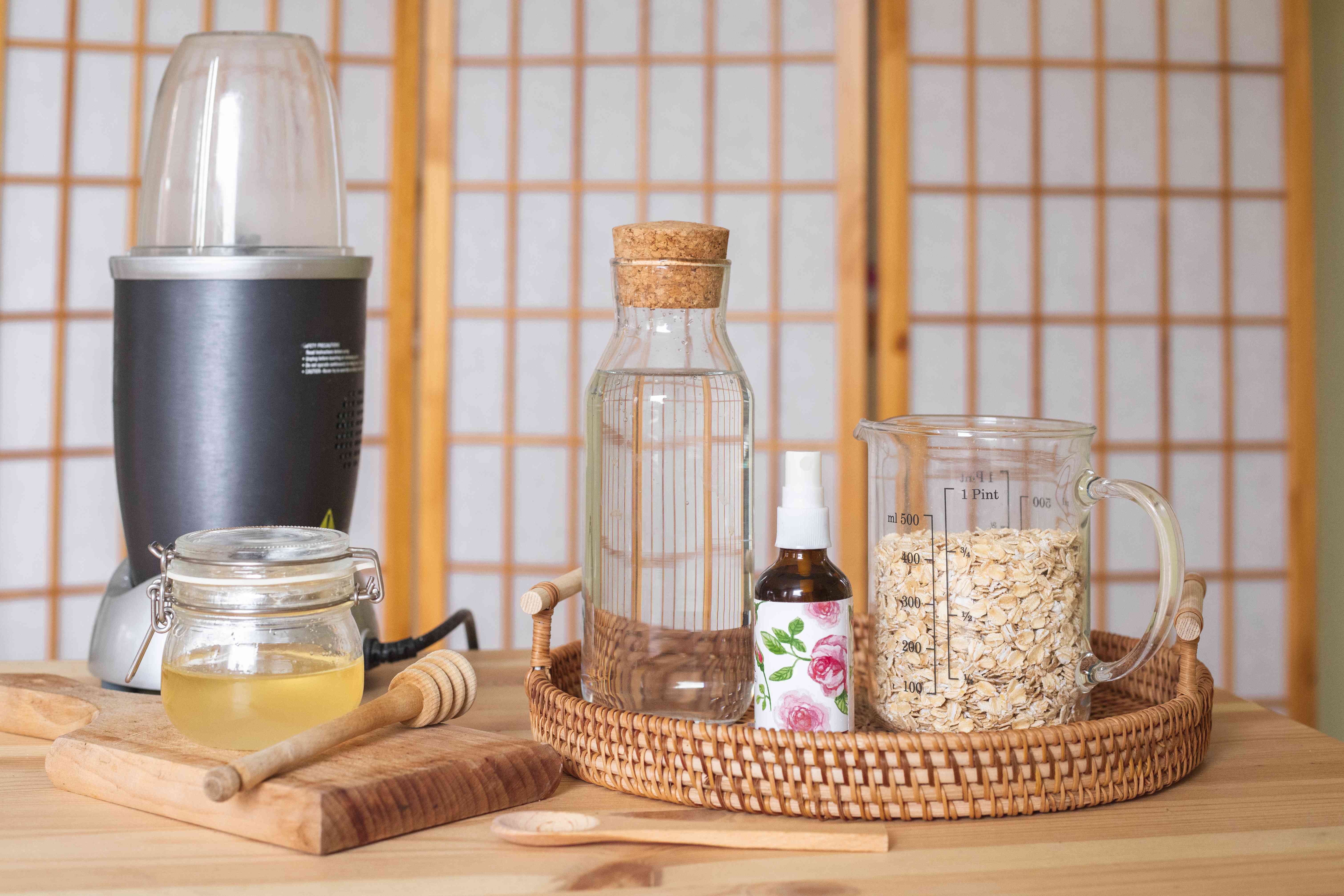 DIY设置为胶状燕麦包括搅拌器,蜂蜜,这和燕麦片”width=