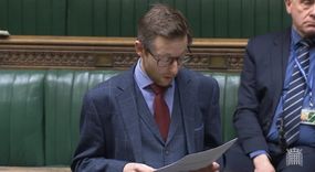 邓肯·贝克（Duncan Baker）在议会中阅读他的法案“width=