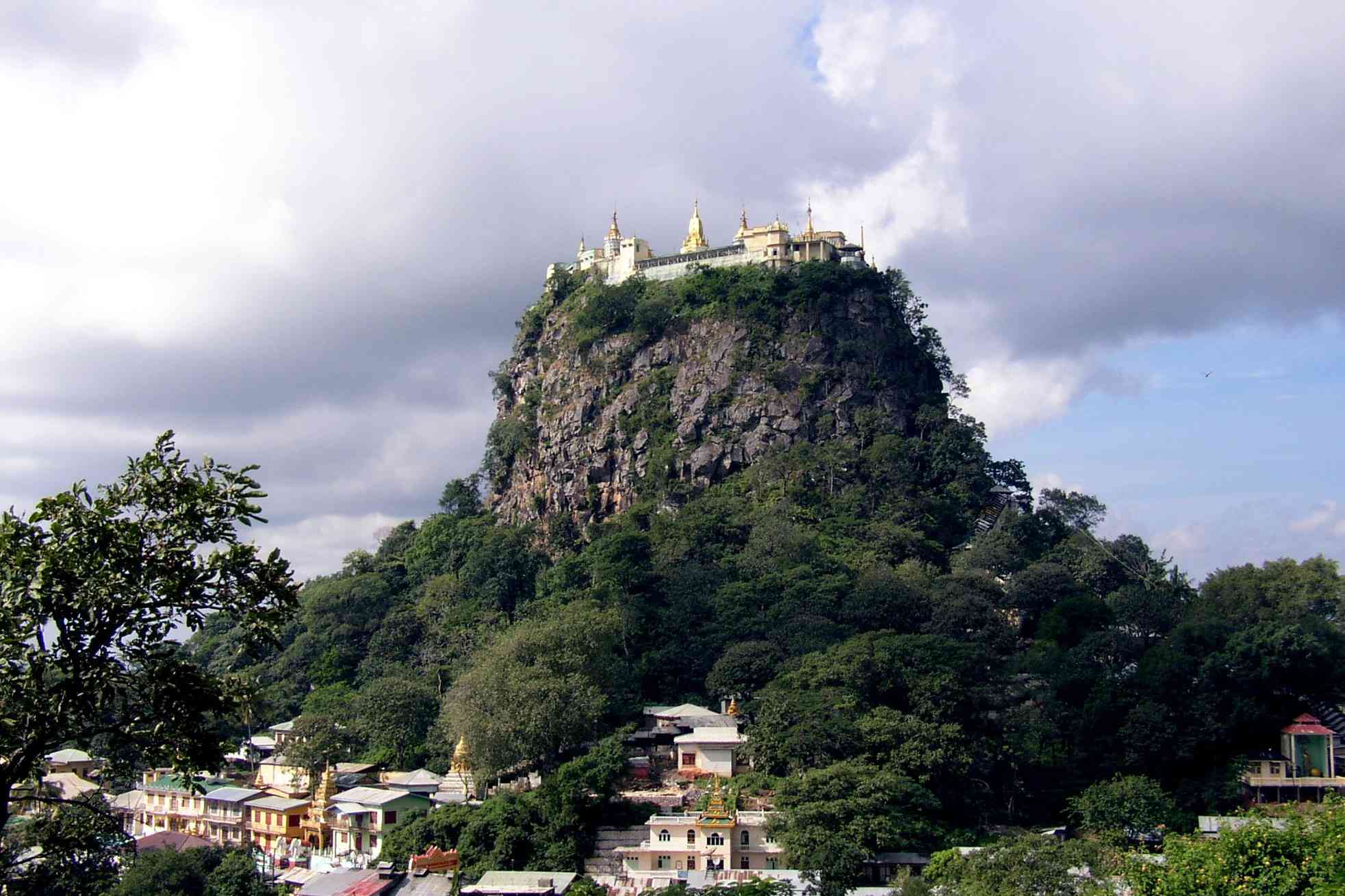 缅甸中部波帕山上的Taung Kalat寺庙＂width=