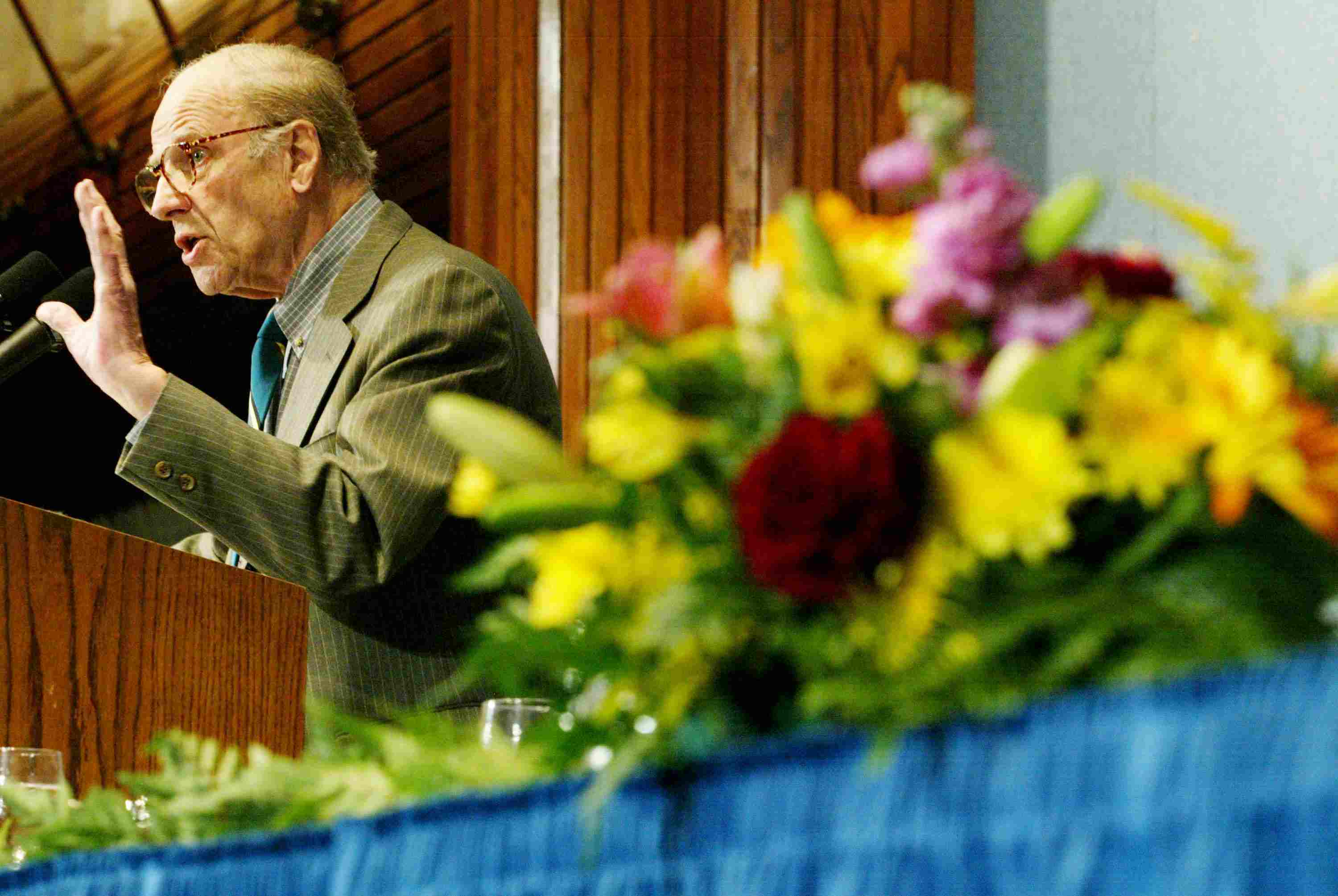 盖洛德·尼尔森在地球日活动上站在讲台上讲话的照片。