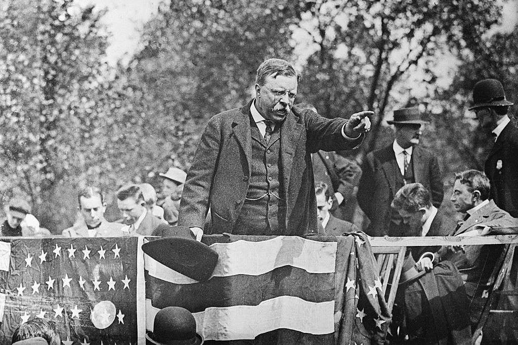 西奥多·罗斯福对人群讲话