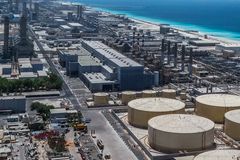 在迪拜的阿拉伯海湾的海岸的一个现代海水淡化厂。
