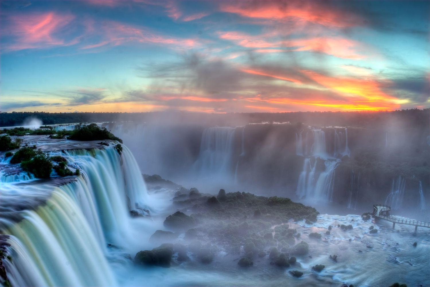 伊瓜苏瀑布位于巴西和阿根廷之间，有着彩虹般的色彩