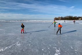 在休伦湖上滑冰“width=