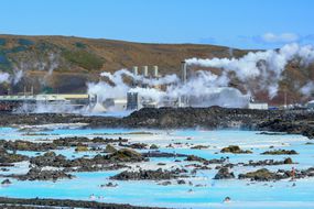 在冰岛地热发电厂在蓝色泻湖