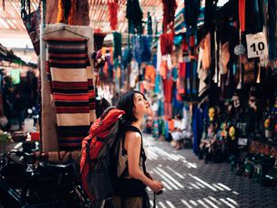 一个背包客在当地的老市场里散步