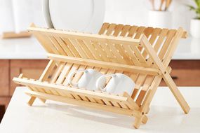 紧凑的竹子碗碟架