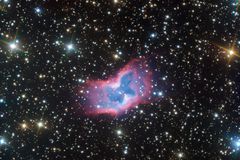 NGC 2899行星星云的高度详细图像。