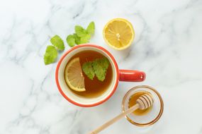 茶用柠檬和蜂蜜和新鲜的柠檬香脂叶子