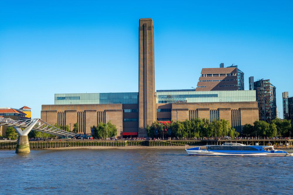 在伦敦的晴朗日子里，经过翻新的泰特博物馆从泰晤士河上看