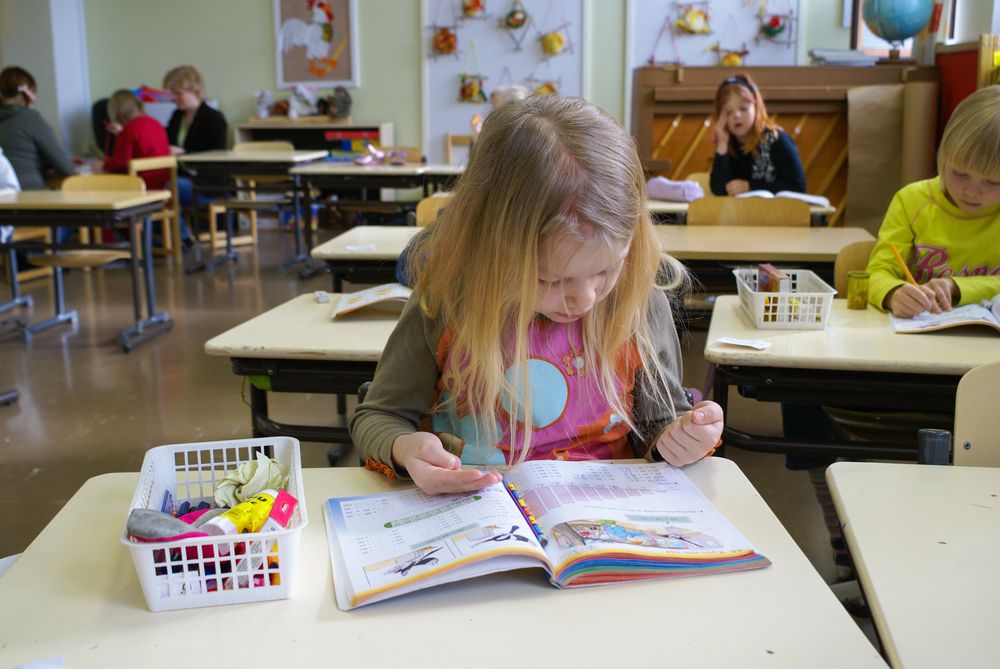 年轻女孩计数数据的帮助下,她的手在芬兰在小学数学的教训。