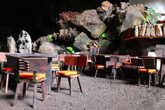 在金丝雀群岛昏暗的火山洞穴中的餐桌