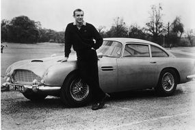 肖恩·康尼（Sean Connery）和阿斯顿·马丁（Aston Martin）“width=