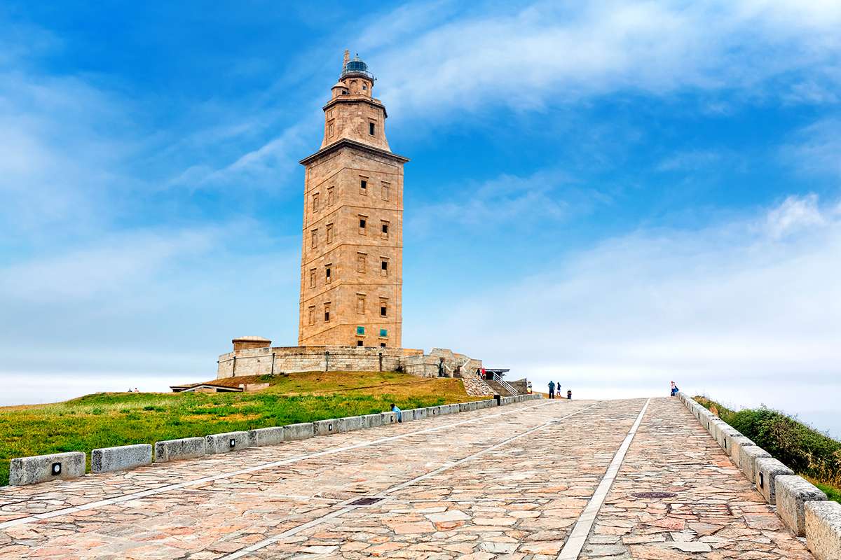 赫拉克勒斯之塔耸立在西班牙Coruña的港口之上
