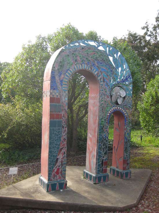 社区花园中的雕塑。
