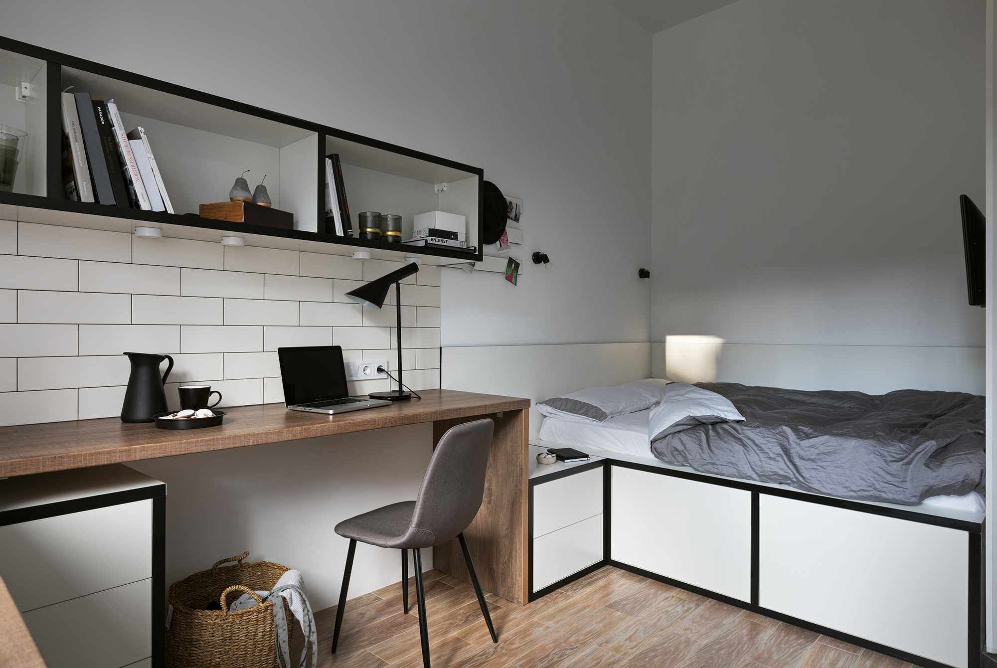 Odessa微型公寓翻新Fateeva设计的床和桌子