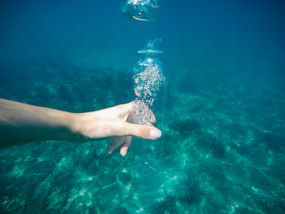 现在，深海洋流可能会将微塑料与氧气和营养物质一起运输。＂width=