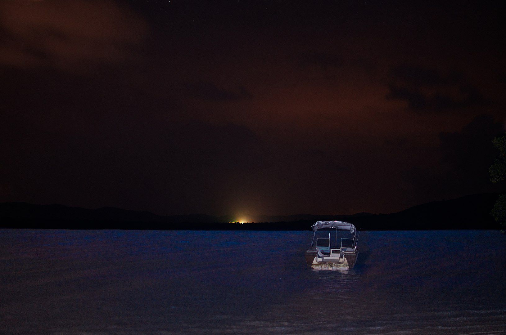 波多黎各Vieques，Vieques的生物发光的船和日出“width=