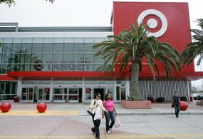 2006年5月15日，在加利福尼亚州奥尔巴尼，顾客提着袋子离开Target商店。