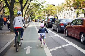 女人和孩子在纽约Citry自行车