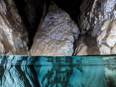 An underground cave that houses the thermal aquifer situated a few tens of meters from the surface.