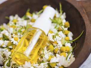 洋甘菊精油瓶含有洋甘菊花、美容香薰治疗成分，天然植物草本，替代药物