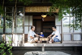 一个日本家庭在门廊上玩耍