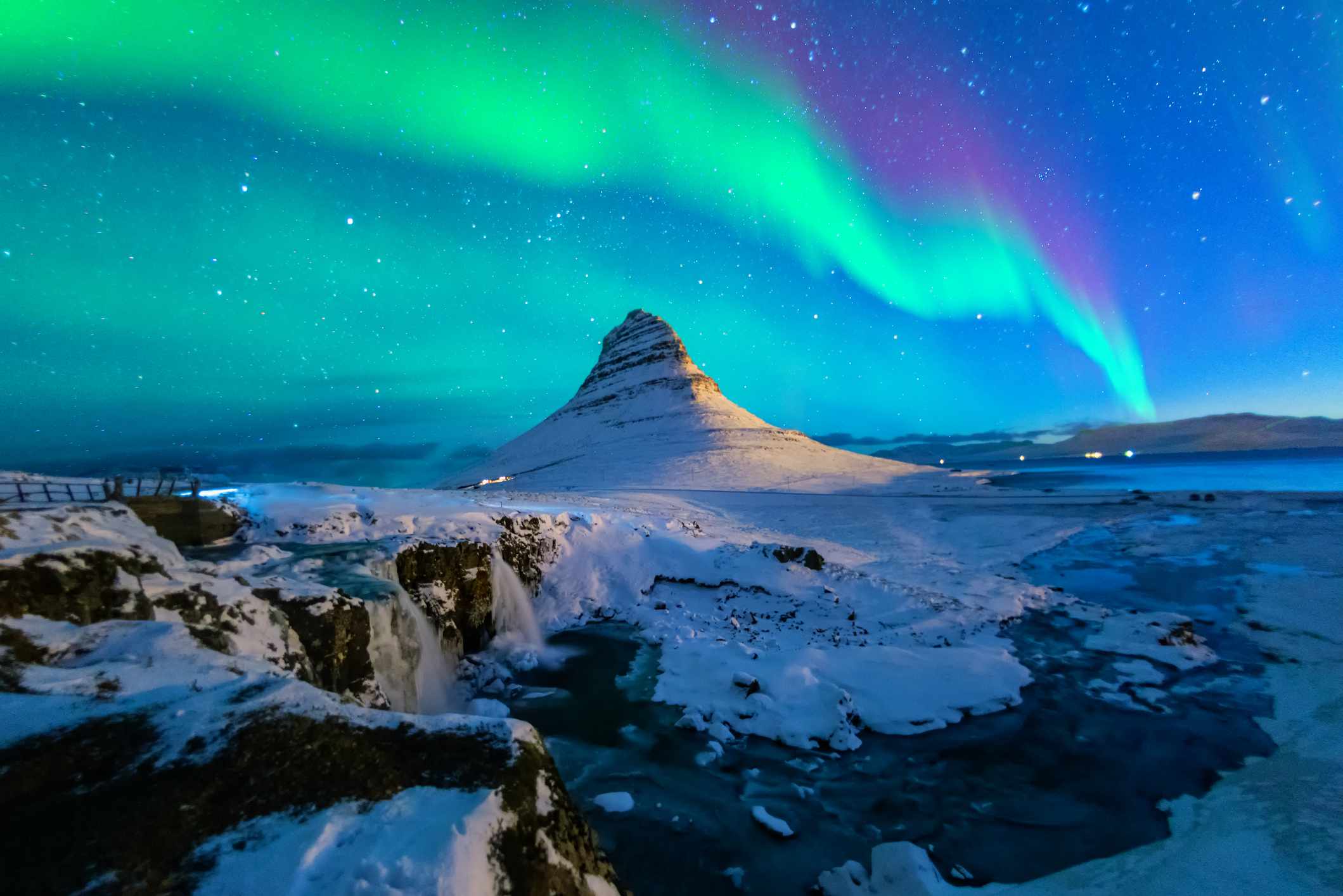 多彩多姿的北极光在雪山kirkjufell