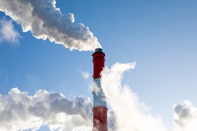 来自天然气和煤炭发电厂的空气污染。向大气排放有害物质。