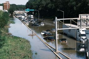 飓风IDA的残余行动通过东北造成广泛洪水