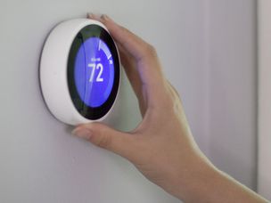 手动调节谷歌Nest智能恒温器