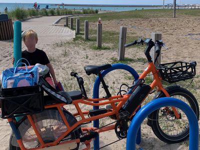 凯瑟琳的电动自行车在海滩上