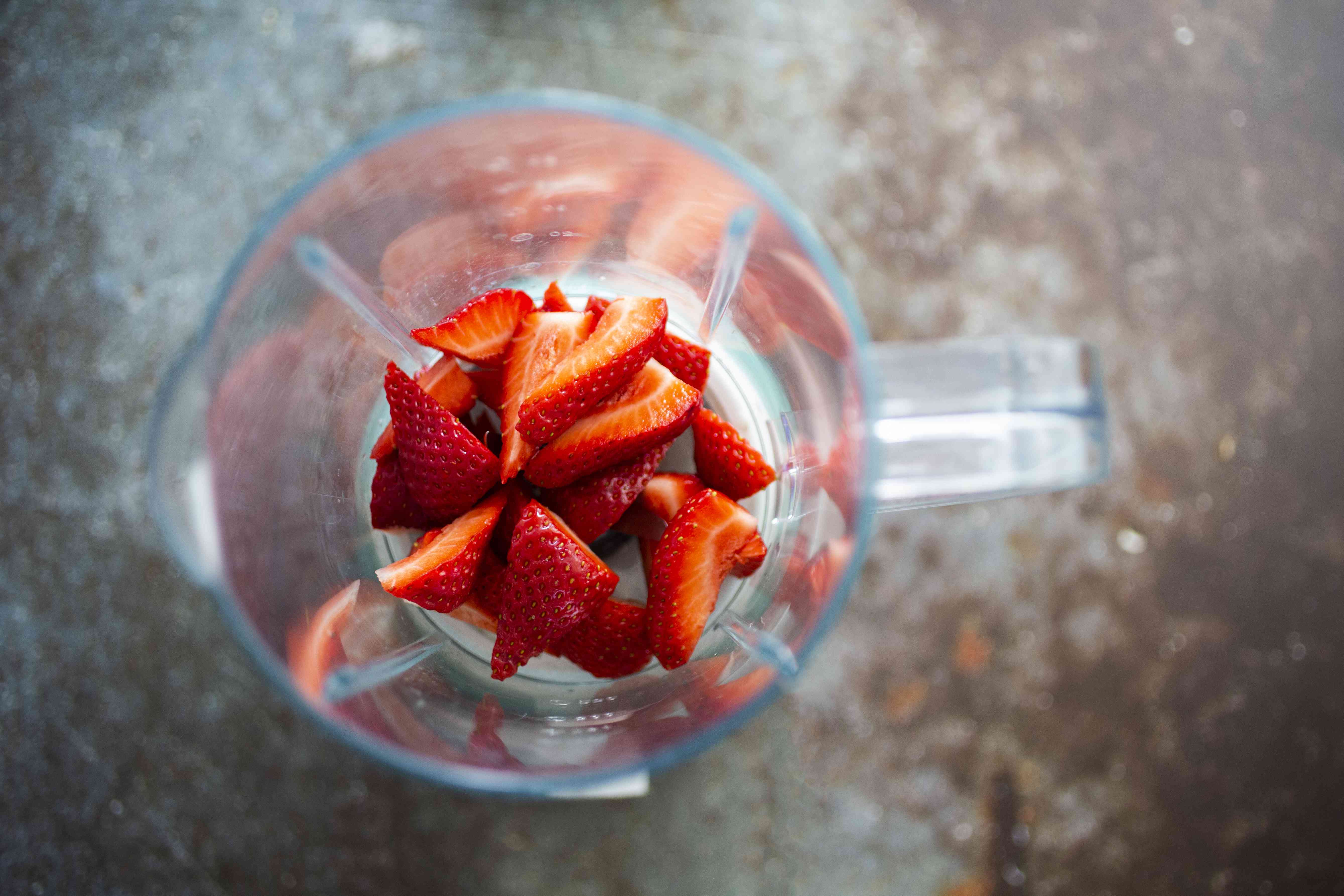 搅拌机中切碎的草莓