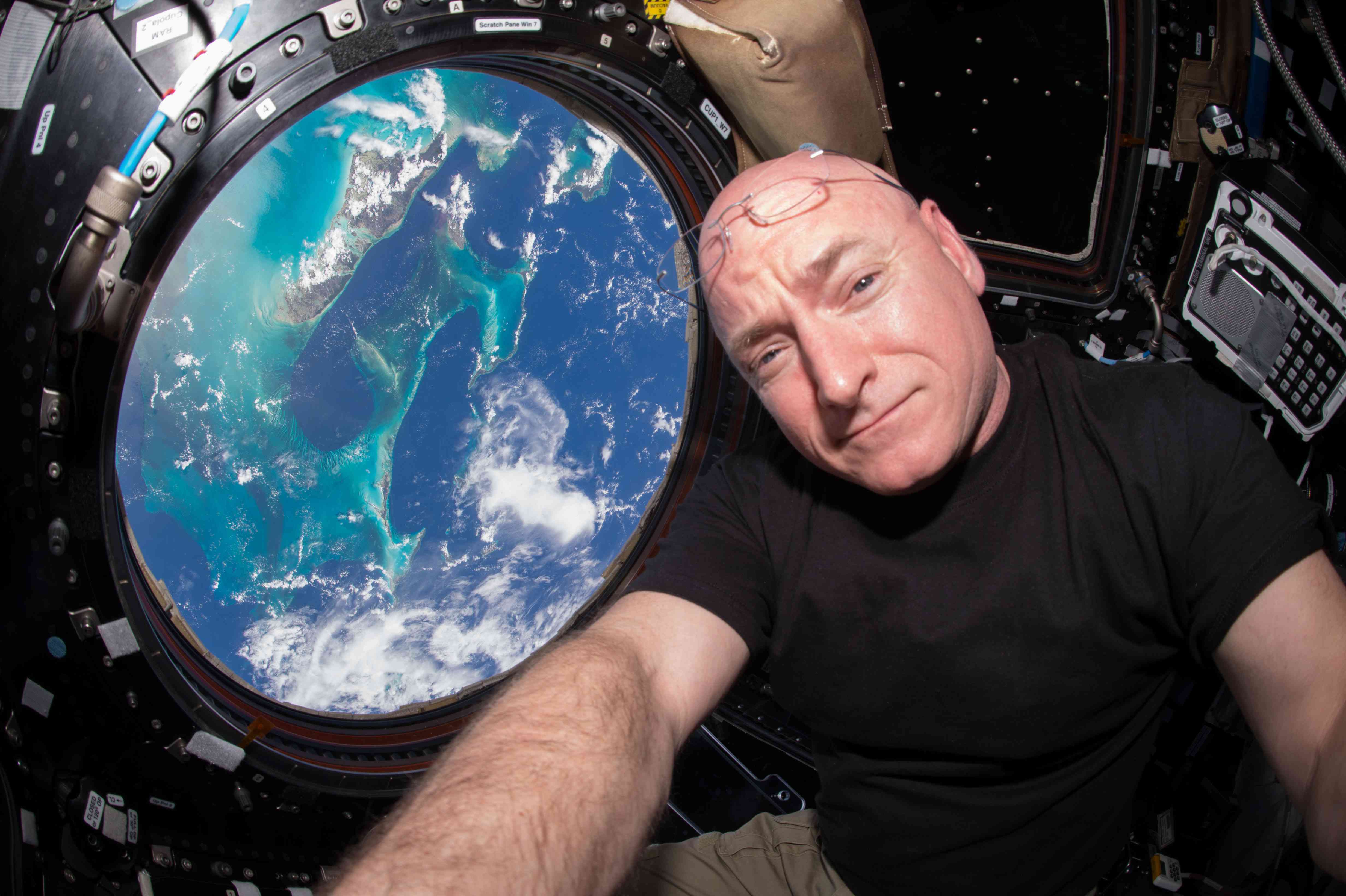 斯科特·凯利在太空的一年打破了记录，绕地球飞行了5440圈。