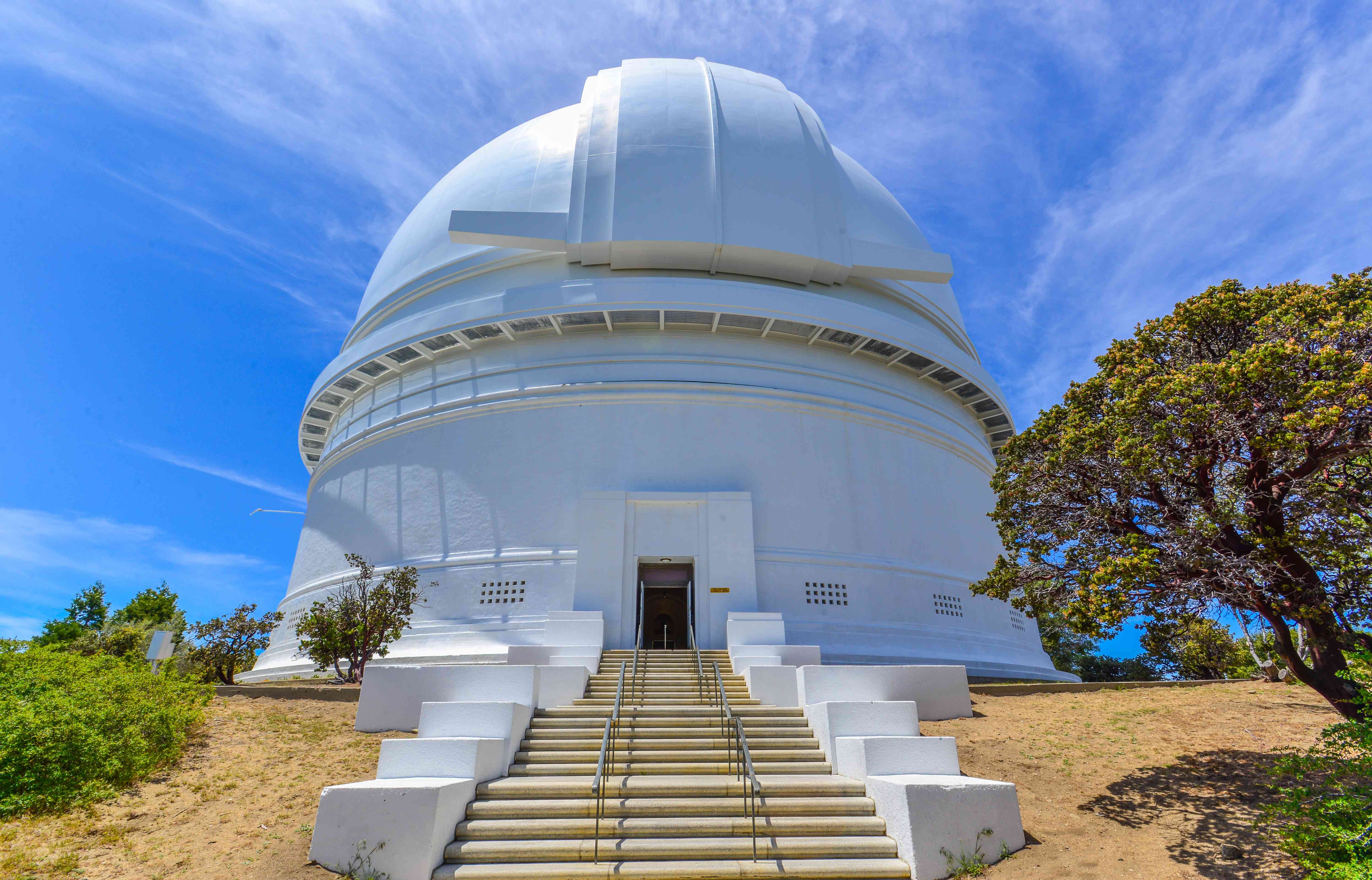 帕洛玛天文台的白色圆顶形状与蓝天