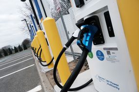 美国东北部最大的公共电动汽车快速充电站在肯尼迪机场开放